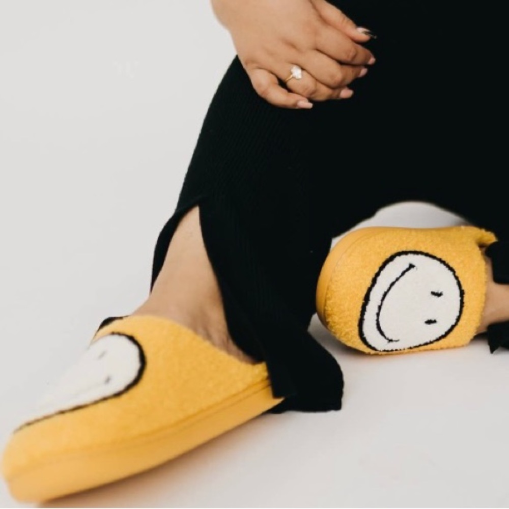 NEW | Smiley Face Slippers